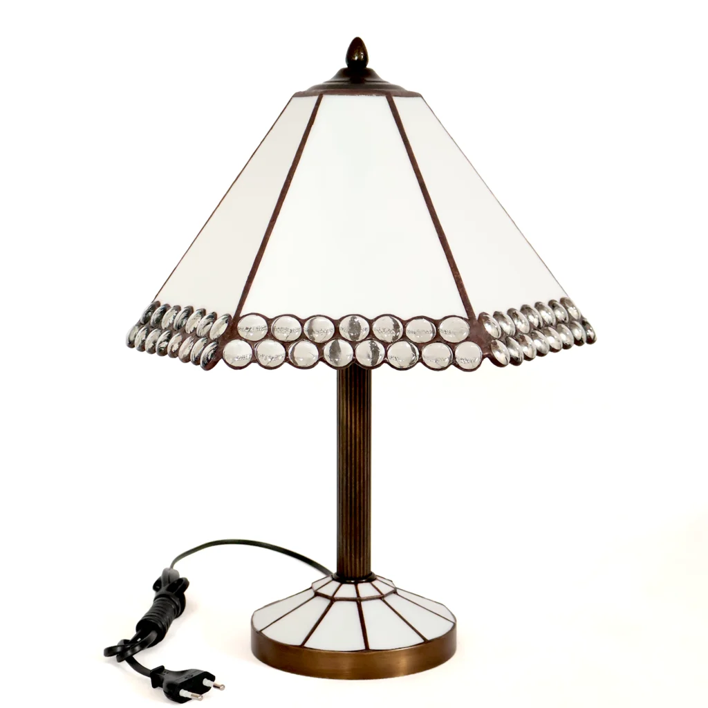 Lampa stołowa z witrażowym kloszem i szklanymi oczkami.